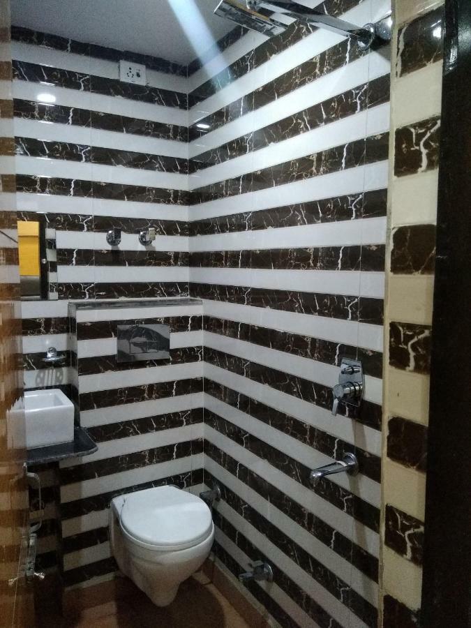 Silver Palace Hotel New Delhi Exterior photo
